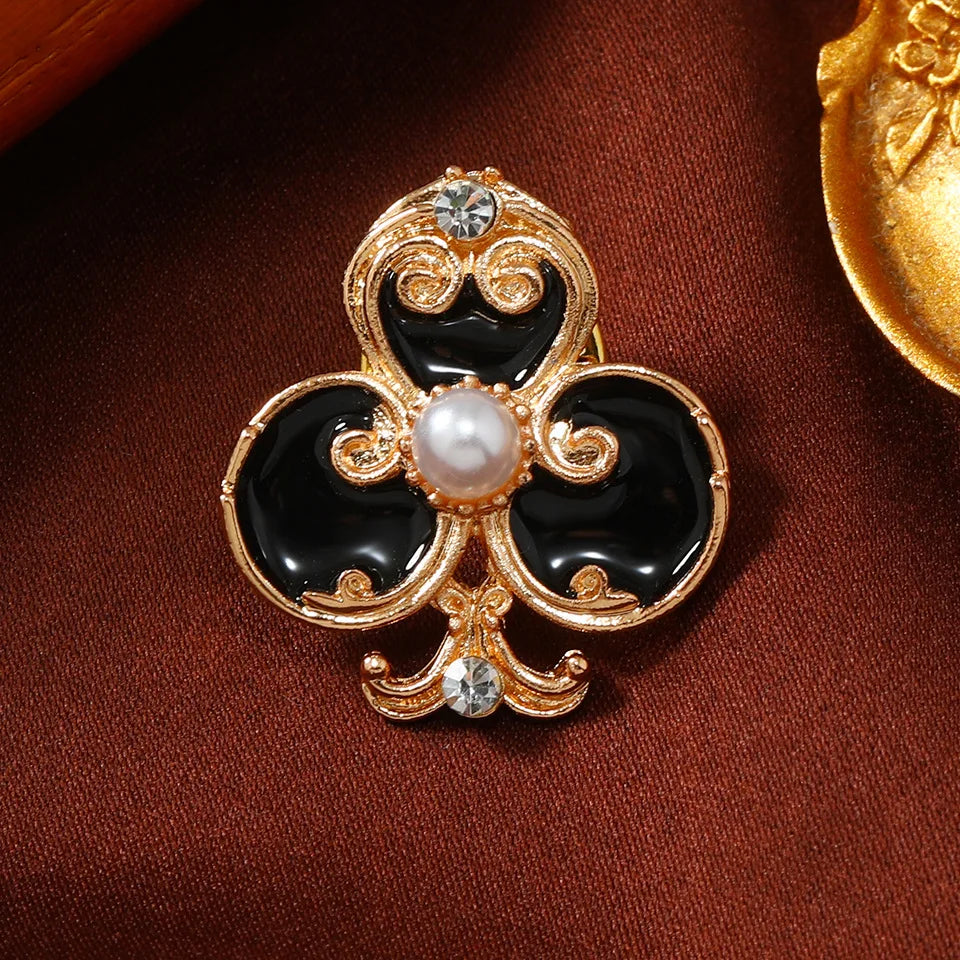 New Creative Vintage Enamel Poker Hearts Lapel Pins For Women Men Baroque Palace Pearl Rhinestone Clubs Flower Brooches Badges