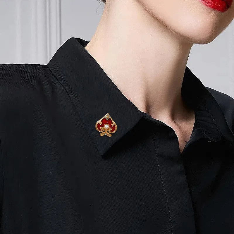 New Creative Vintage Enamel Poker Hearts Lapel Pins For Women Men Baroque Palace Pearl Rhinestone Clubs Flower Brooches Badges