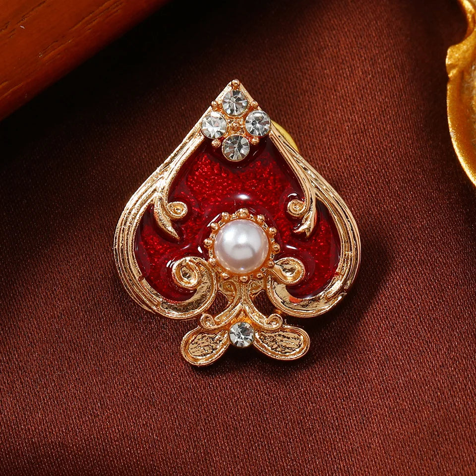 New Creative Vintage Enamel Poker Hearts Lapel Pins For Women Men Baroque Palace Pearl Rhinestone Clubs Flower Brooches Badges