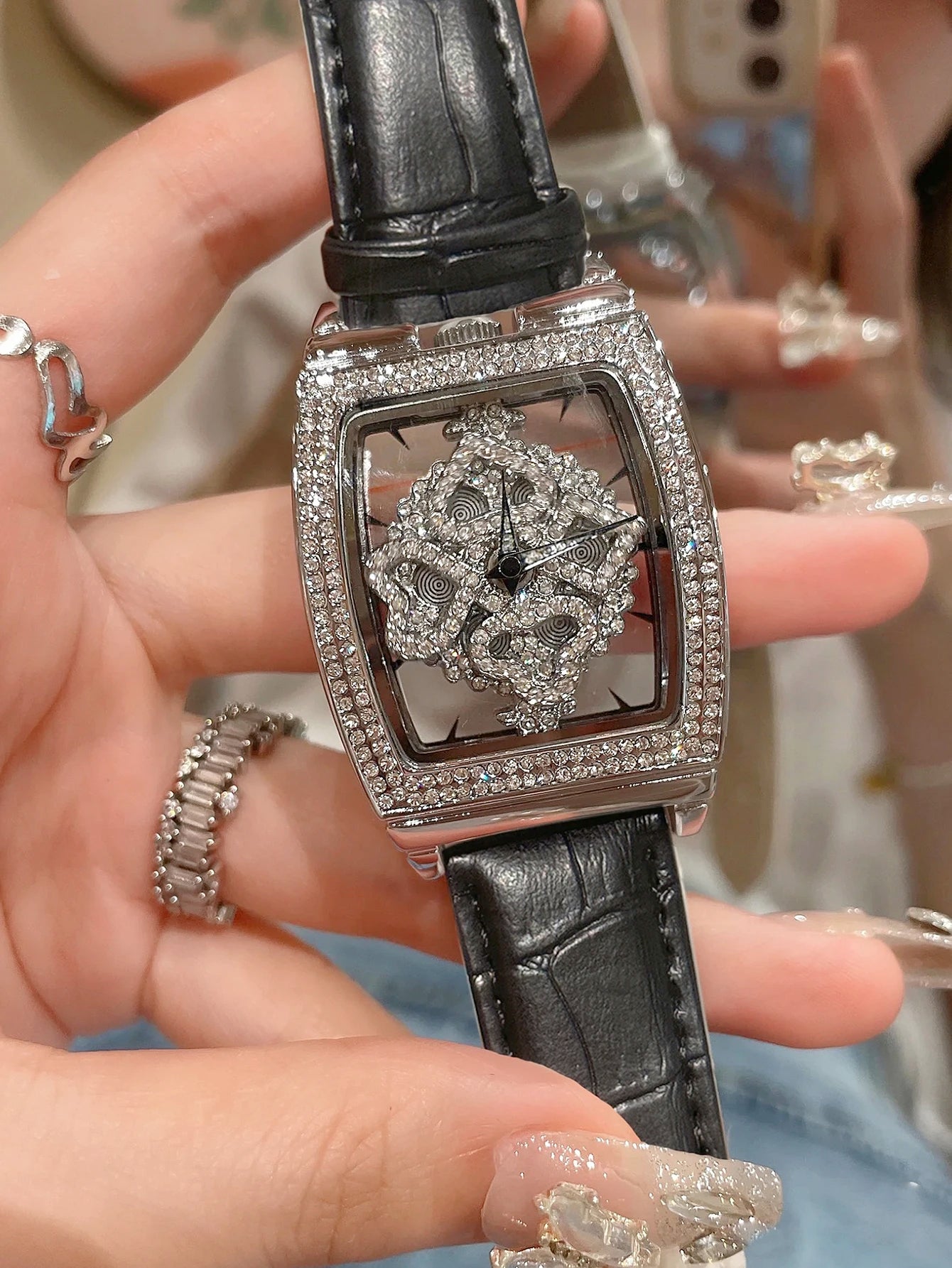 1pc Fashionable & Elegant Precise Barrel Shaped Dial Ladies Watch, Transparent Caseback Diamond Decoration, Rotating Poker Queen