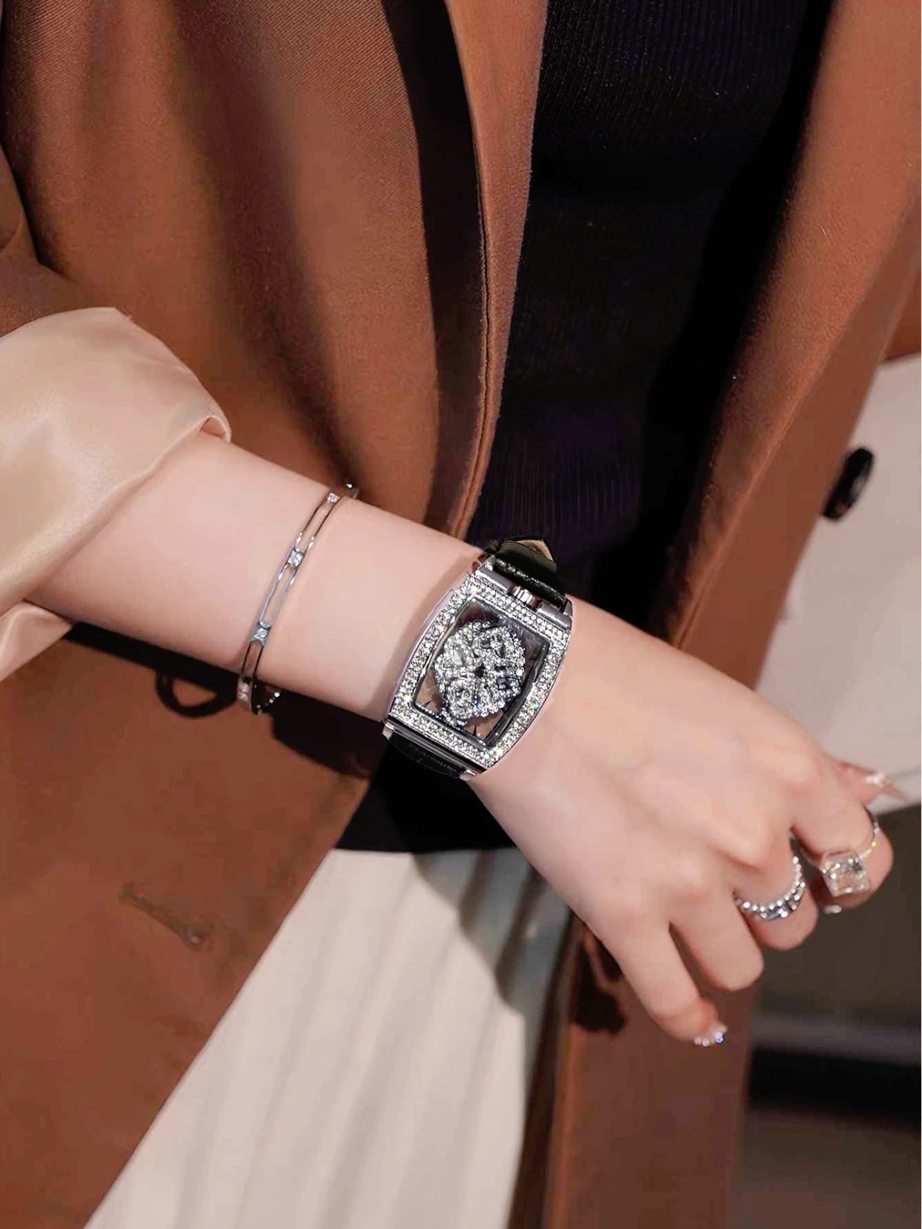1pc Fashionable & Elegant Precise Barrel Shaped Dial Ladies Watch, Transparent Caseback Diamond Decoration, Rotating Poker Queen