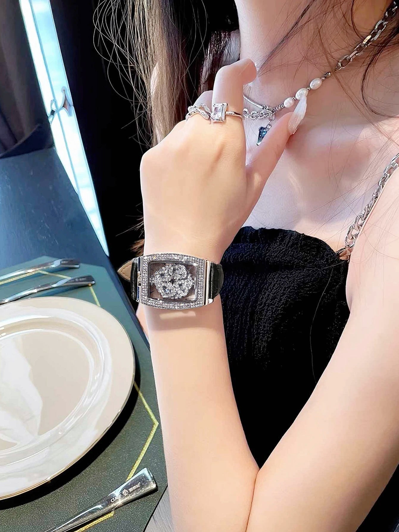 1pc Fashionable & Elegant Precise Barrel Shaped Dial Ladies Watch, Transparent Caseback Diamond Decoration, Rotating Poker Queen
