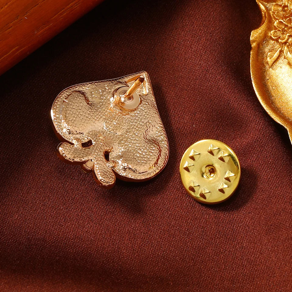 New Creative Vintage Enamel Poker Hearts Lapel Pins For Women Men Baroque Palace Pearl Rhinestone Clubs Flower Brooches Badges