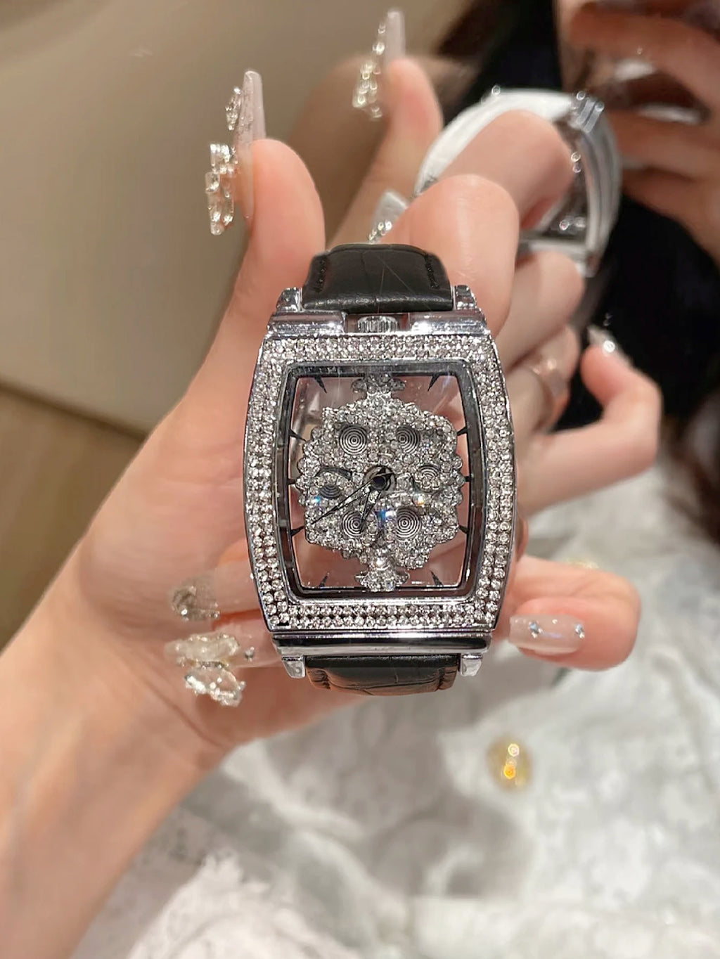 1pc Fashionable & Elegant Precise Barrel Shaped Dial Ladies Watch, Transparent Caseback Diamond Decoration, Rotating Poker Queen