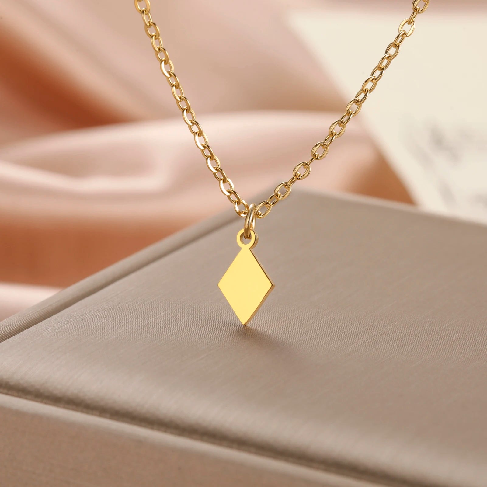 Unift Lucky Gambler Necklace for Poker Players Digger Stainless Steel Spade Ace Pendant Women Choker Neck Chain Trendy Jewelry